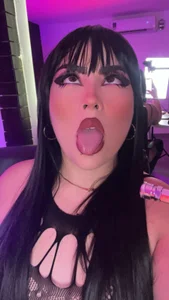 Emberrvelvet A submissive deepthroat girl Foto 5