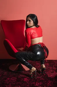 SARAMISHA RED GIRL Foto