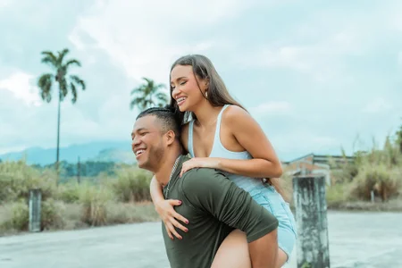 AnnieAndStefan Outside صورة واحدة|AnnieAndStefan Outside صورتان|AnnieAndStefan Outside  صور|AnnieAndStefan Outside  صورة