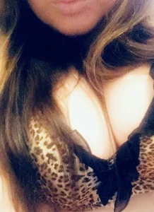 BUSTYBRITISHBRUNETTE Public Foto 5