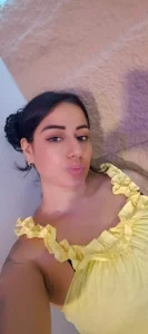 SeleneCarter sexy yellow Immagine 