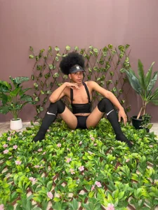 Amidst nature and lingering glances… do you dare get lost with me? 🌿😉 de TenderTeacher  4 Imagens
