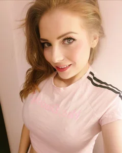 Red_Julia Public Pic 2