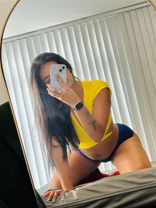 VictoriaParkeer 🍑 Today my favorite part wants to be your distraction... do you look at it or admire it? 😏 Gambar 2