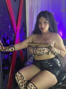 ivonne_diaz1 YOUR CAT YOUR HOT WOMAN Pic