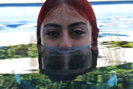 selene_red_ IN THE POOL Pic 2