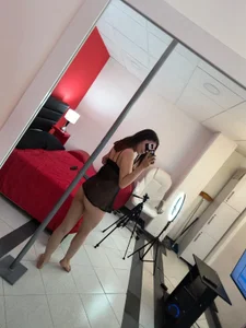 Pameelaanderson_ Public Hình 3