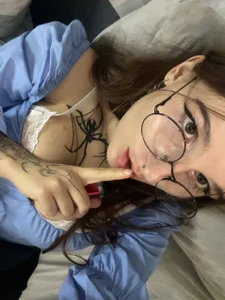 Big ass with glasses😈