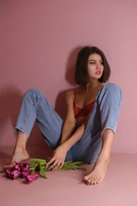 Selena_grey_ Public Pic 4