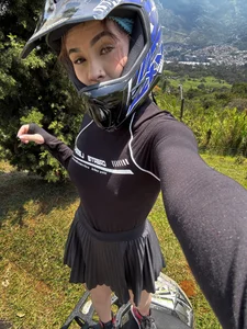 Paulet_JohnsonのYour favorite biker girl🛵😄の 3枚の写真