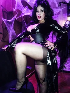 Elvira reigns in the shadows, and tonight the darkness has its owner 🔮🎃🦇💀🕯️ od Belladonna_trix  8 snímek