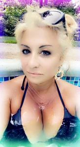 BlondeLatinaErica Public Pic 3