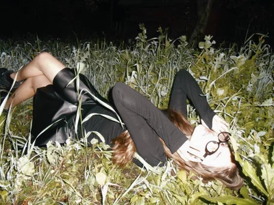 LilMonyy Touching warm grass slika 3
