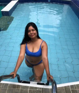 You come to swim with me in the pool 👙 od evaa_greey  6 snímek