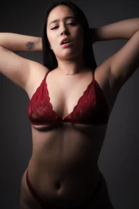 aisha_duque Red on the outside, wicked on the inside 😈🔥 Bilde 2