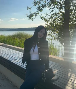 EmikoMenasco Public  2 снимка