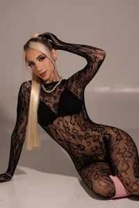 ChannelCrawford: Black had never been so tempting🖤 ( 6 фото)