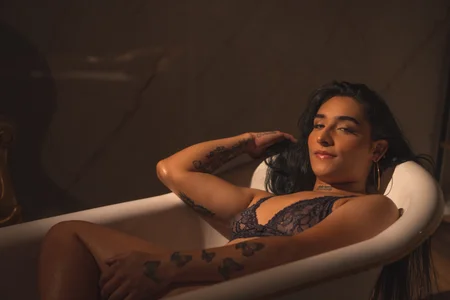 Skarlet_Ruiz_ In your shower Hình 4