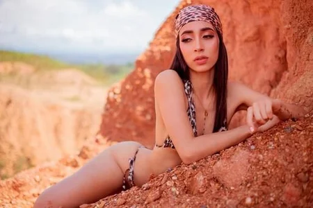 carleee_winter In a hot place Bilde