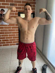 Muscle_King_Cum Public Pic 8