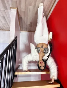 kiim_taaylor UPSIDE DOWN Pic 3