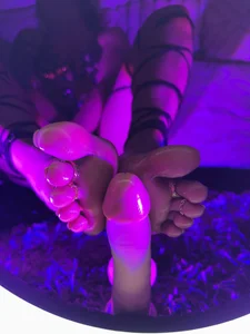 BriaConner_: Exciting feet ( 3 фото)