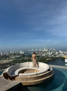 amy-thomson1 Enjoying the sea 🍃 Foto