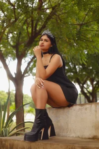 Cleopattra Crown & Curves 👑🔥 Pic