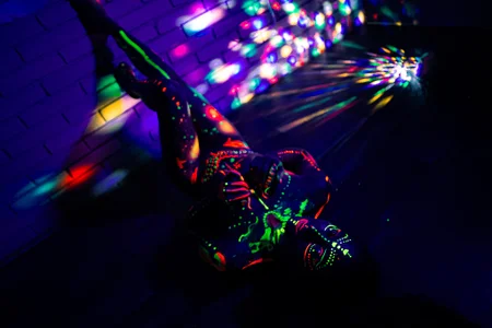 sarah_banks1 neon Pic 7