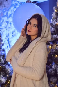 MaddisonLowe Christmas at home Pic