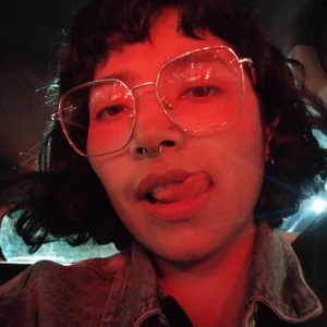 NinaYellowPublic图片 2