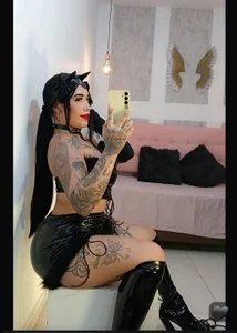 zhamira_21 latex and leather my sexy and natural body Foto 3