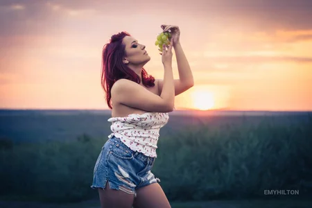 EmyHilton Fruit session in the garden Immagine  4