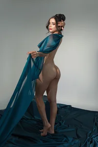 IsabellaMoreau Barely covered, completely captivating 💙🤍 Pic 4