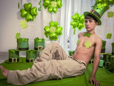 Thayler_jonesIf you're looking for luck... you've just found it 💋🍀 Bild