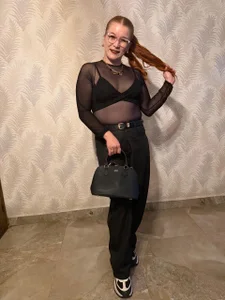 AllisonRoberts_ Elegance doesn't need permission... just a look. ✨ Foto 3