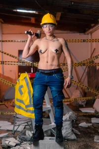 ZoeKrug Contructor sexy 🖤⚒️  4টি ছবি