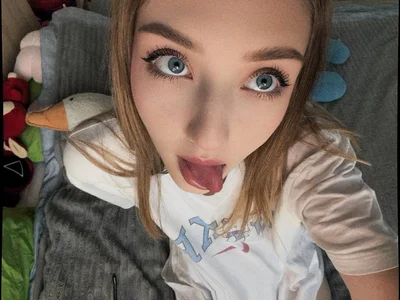 lying around at home de AveryBerkson  2 Imagens