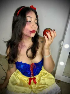 AnnieRouse__ kullanıcısının Poisoned Snow White 🍎💚 albümü -  6 fotoğraf