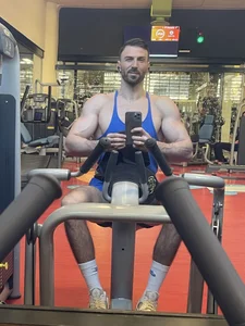 AaronMusclesAndFeet Public Pic 6