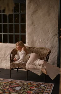 Anna_Robinson Public Gambar 4