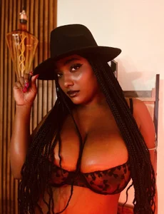 Coral_Lise Shall we ride? 🐎 Pic 2