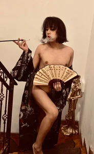 FemCupid A glamorous black-and-gold vintage Asian-inspired outfit. Immagine  2