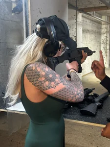 Sporty-sexy-blonde Public Foto 2