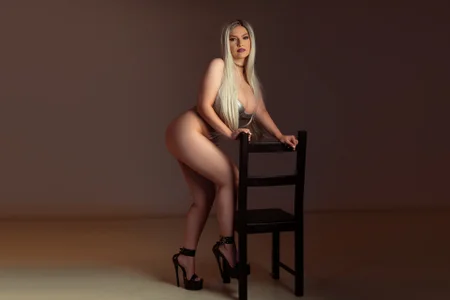 Feeling frisky de MiaMckenna  Imagens