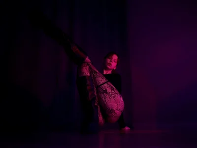 Neon Muse de karalinhks  3 Imagens