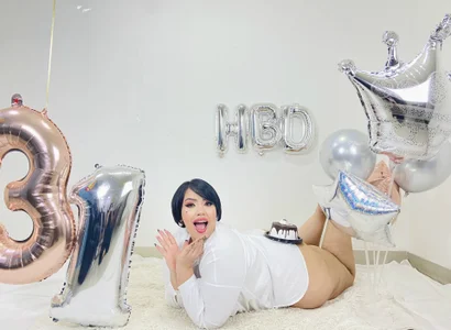 LeahMillerr My birthday 🥳🌸🎁 Pic 5