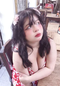 mari_caroley6 Pretty girl outdoor Pic 2