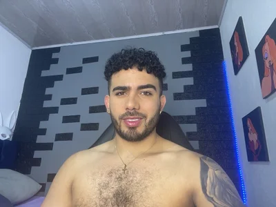 adamhairyのadam smilesの 2枚の写真