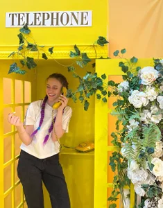 HarleyDeess Discussing with a friend how to become happy Εικόνα